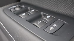 2025 (75) VOLVO V60 2.0 B4P Ultra Dark 5dr Auto *VAT QUALIFYING* 5329280