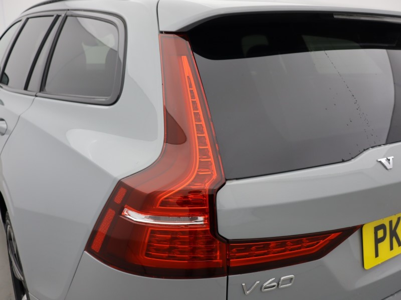 2025 (75) VOLVO V60 2.0 B4P Ultra Dark 5dr Auto *VAT QUALIFYING* 5329264
