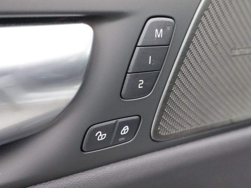 2025 (75) VOLVO V60 2.0 B4P Ultra Dark 5dr Auto *VAT QUALIFYING* 5329291