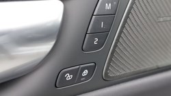 2025 (75) VOLVO V60 2.0 B4P Ultra Dark 5dr Auto *VAT QUALIFYING* 5329291