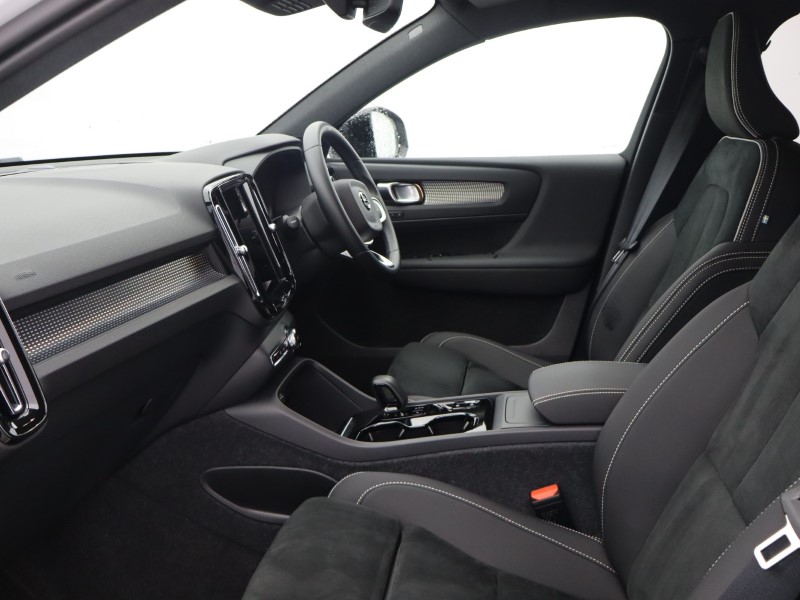 2024 (74) VOLVO XC40 2.0 B3P Plus Dark 5dr Auto 4788390