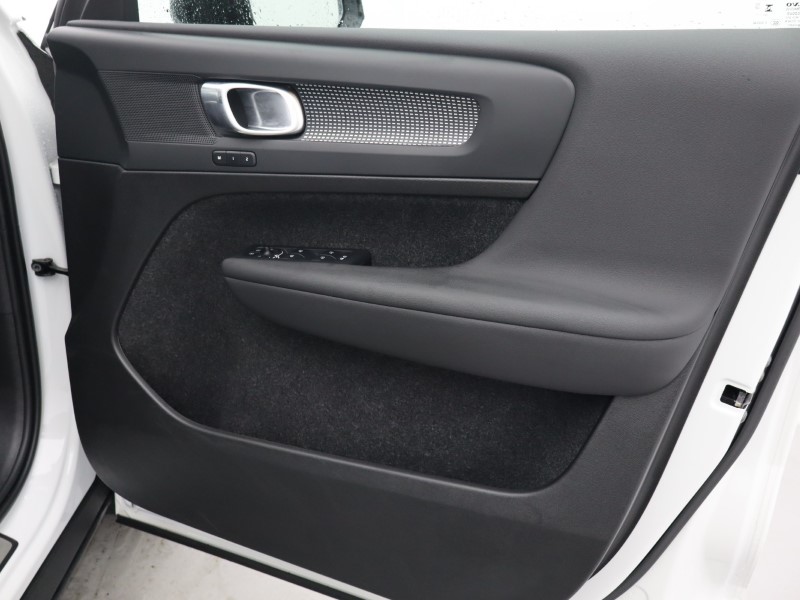 2024 (74) VOLVO XC40 2.0 B3P Plus Dark 5dr Auto 4788392