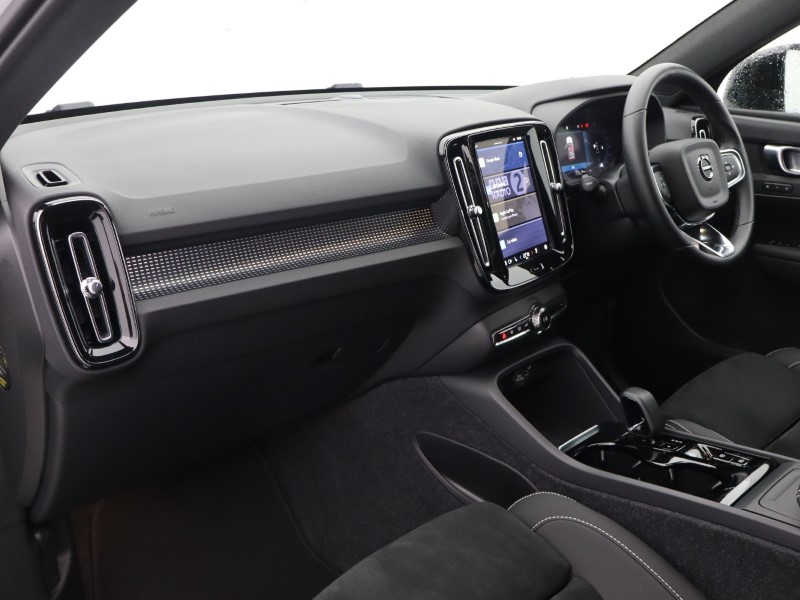 2024 (74) VOLVO XC40 2.0 B3P Plus Dark 5dr Auto 4788403