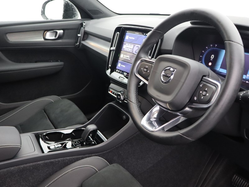 2024 (74) VOLVO XC40 2.0 B3P Plus Dark 5dr Auto 4788401