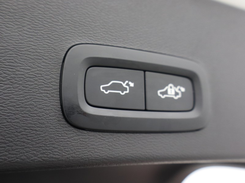 2024 (74) VOLVO XC40 2.0 B3P Plus Dark 5dr Auto 4788376