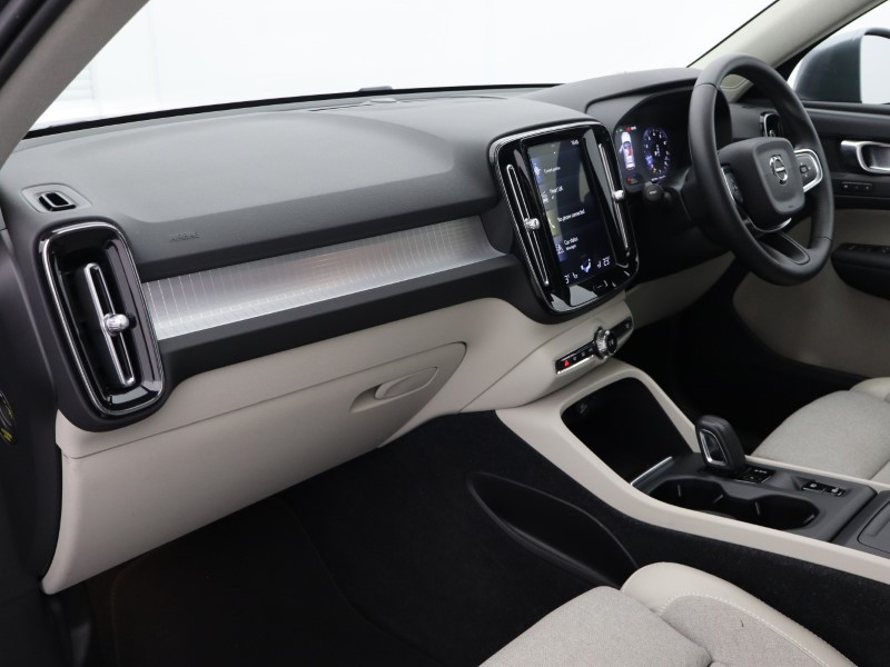 2019 (19) VOLVO XC40 2.0 T4 Momentum Pro 5dr AWD Geartronic 4778200