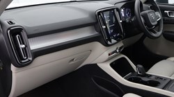 2019 (19) VOLVO XC40 2.0 T4 Momentum Pro 5dr AWD Geartronic 4778200