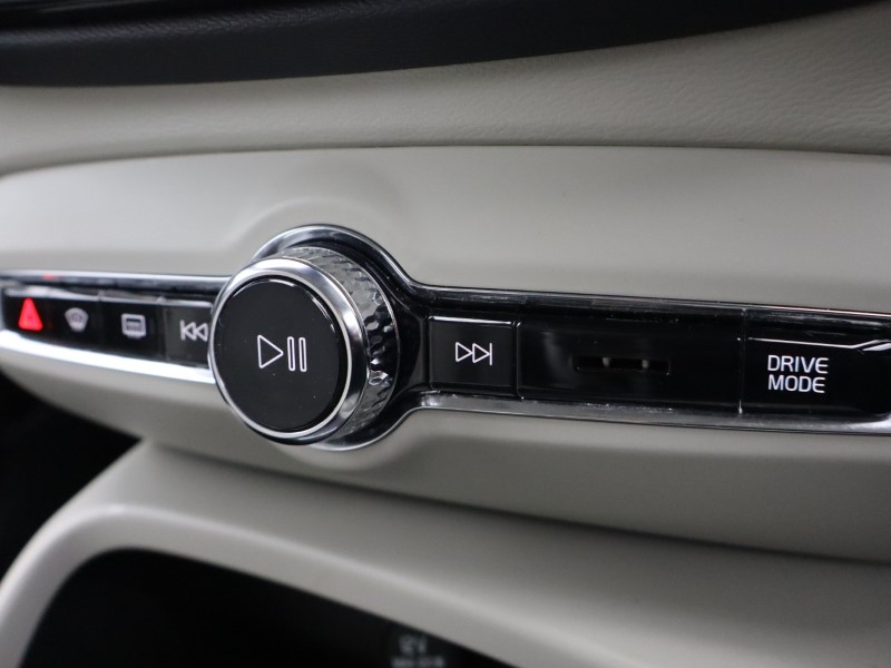 2019 (19) VOLVO XC40 2.0 T4 Momentum Pro 5dr AWD Geartronic 4778214