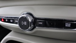 2019 (19) VOLVO XC40 2.0 T4 Momentum Pro 5dr AWD Geartronic 4778214