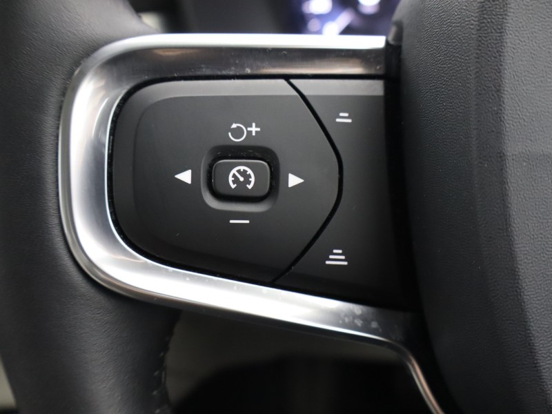 2019 (19) VOLVO XC40 2.0 T4 Momentum Pro 5dr AWD Geartronic 4778207