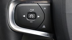 2019 (19) VOLVO XC40 2.0 T4 Momentum Pro 5dr AWD Geartronic 4778207