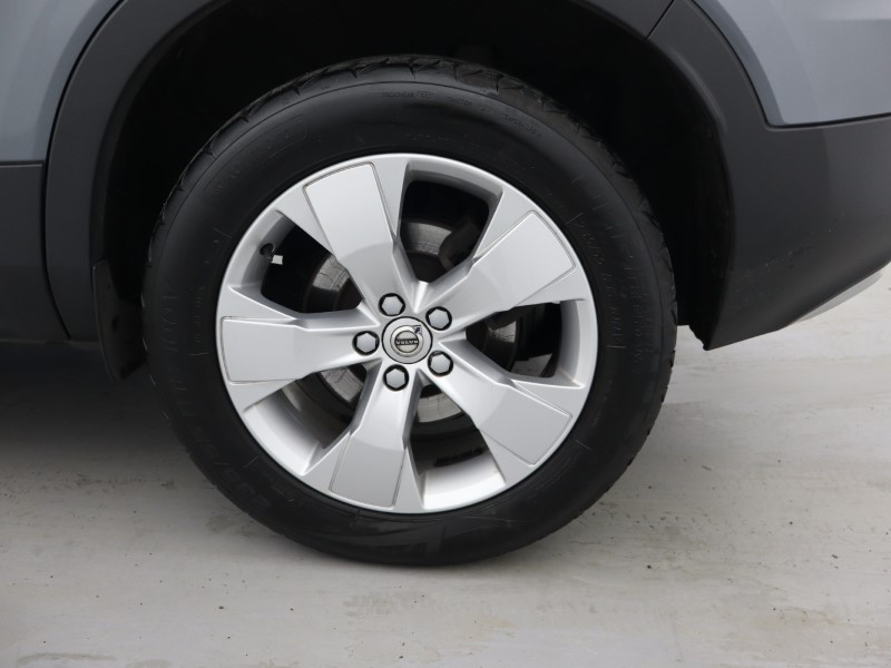 2019 (19) VOLVO XC40 2.0 T4 Momentum Pro 5dr AWD Geartronic 4778185