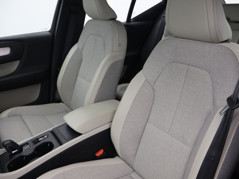 2019 (19) VOLVO XC40 2.0 T4 Momentum Pro 5dr AWD Geartronic 4778199