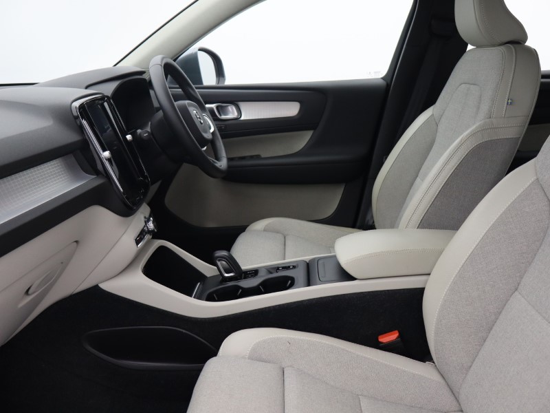 2019 (19) VOLVO XC40 2.0 T4 Momentum Pro 5dr AWD Geartronic 4778183