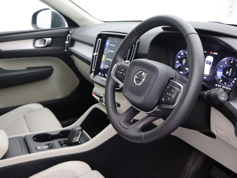 2019 (19) VOLVO XC40 2.0 T4 Momentum Pro 5dr AWD Geartronic 4778194