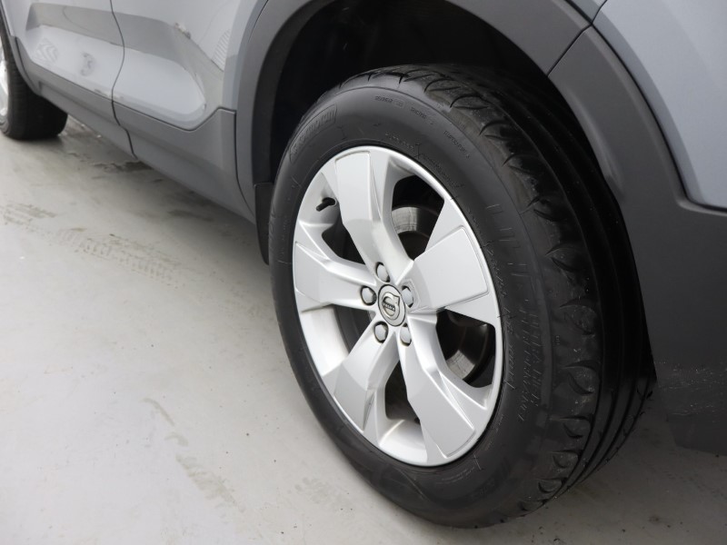 2019 (19) VOLVO XC40 2.0 T4 Momentum Pro 5dr AWD Geartronic 4778186