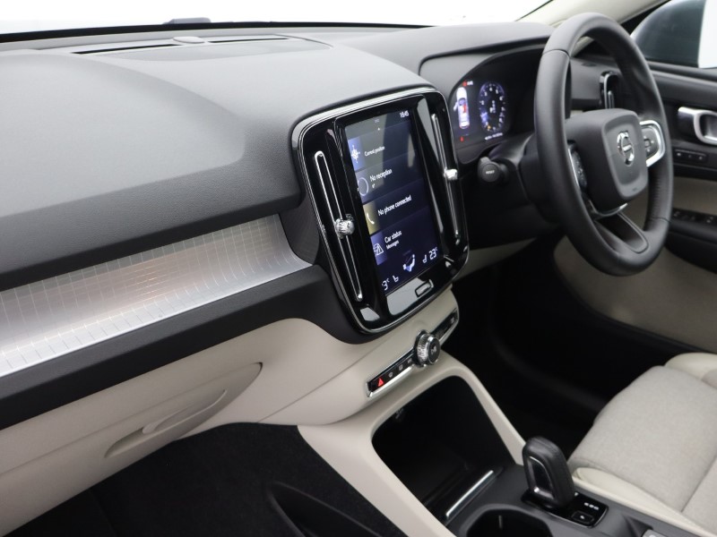 2019 (19) VOLVO XC40 2.0 T4 Momentum Pro 5dr AWD Geartronic 4778201