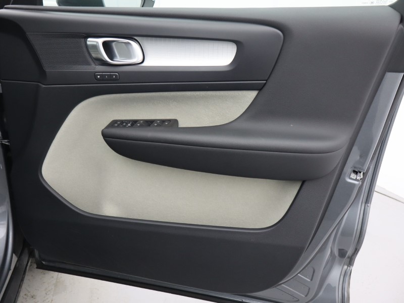 2019 (19) VOLVO XC40 2.0 T4 Momentum Pro 5dr AWD Geartronic 4778189