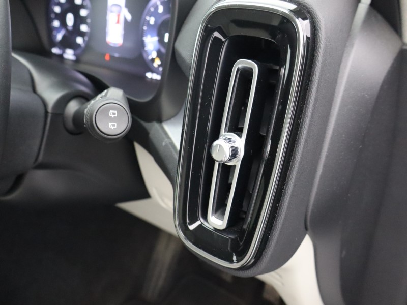 2019 (19) VOLVO XC40 2.0 T4 Momentum Pro 5dr AWD Geartronic 4778198