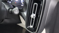 2019 (19) VOLVO XC40 2.0 T4 Momentum Pro 5dr AWD Geartronic 4778198
