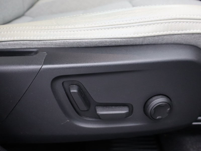 2019 (19) VOLVO XC40 2.0 T4 Momentum Pro 5dr AWD Geartronic 4778195