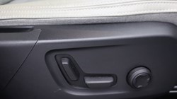 2019 (19) VOLVO XC40 2.0 T4 Momentum Pro 5dr AWD Geartronic 4778195