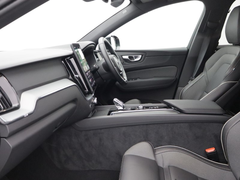 2025 (75) VOLVO XC60 2.0 B5P Plus Black Edition 5dr AWD Geartronic *VAT QUALIFYING* 5426519