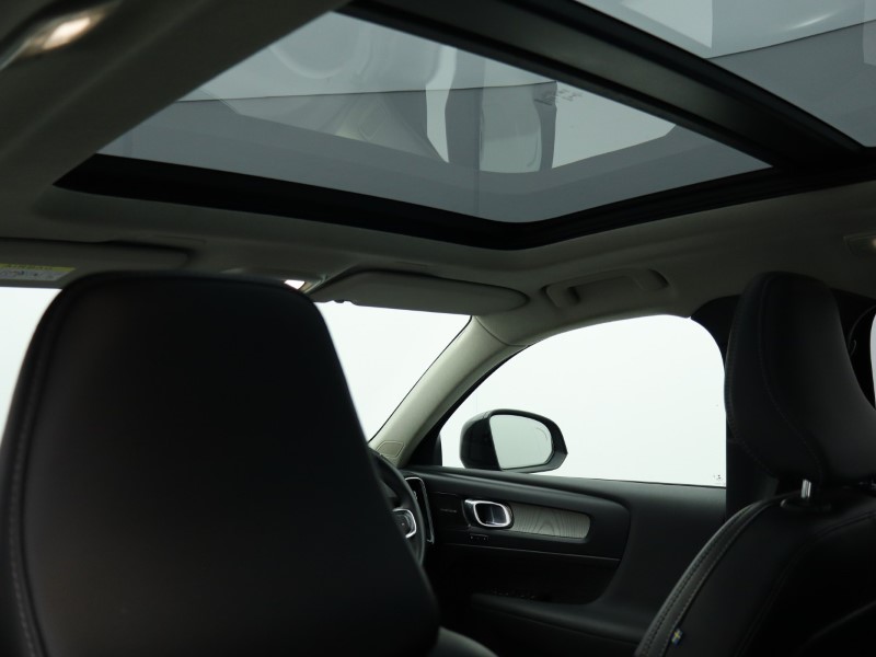 2022 (72) VOLVO XC40 2.0 B4P Ultimate Dark 5dr Auto 4799877