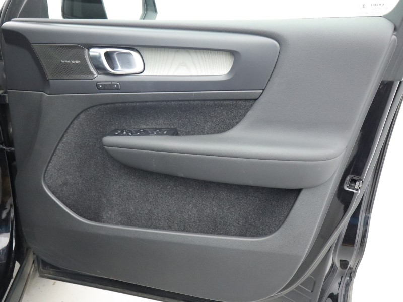 2022 (72) VOLVO XC40 2.0 B4P Ultimate Dark 5dr Auto 4799878