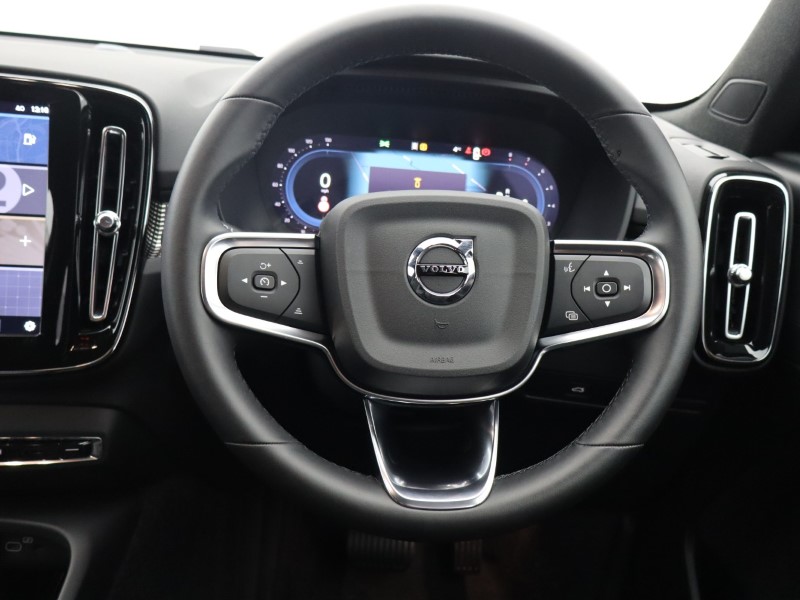2024 (74) VOLVO XC40 2.0 B3P Plus Dark 5dr Auto 4791108