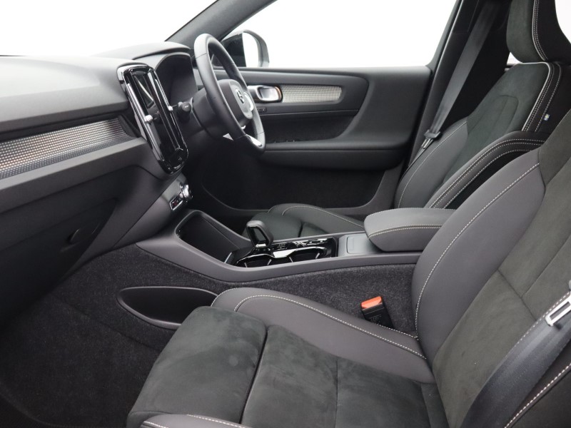 2024 (74) VOLVO XC40 2.0 B3P Plus Dark 5dr Auto 4791076
