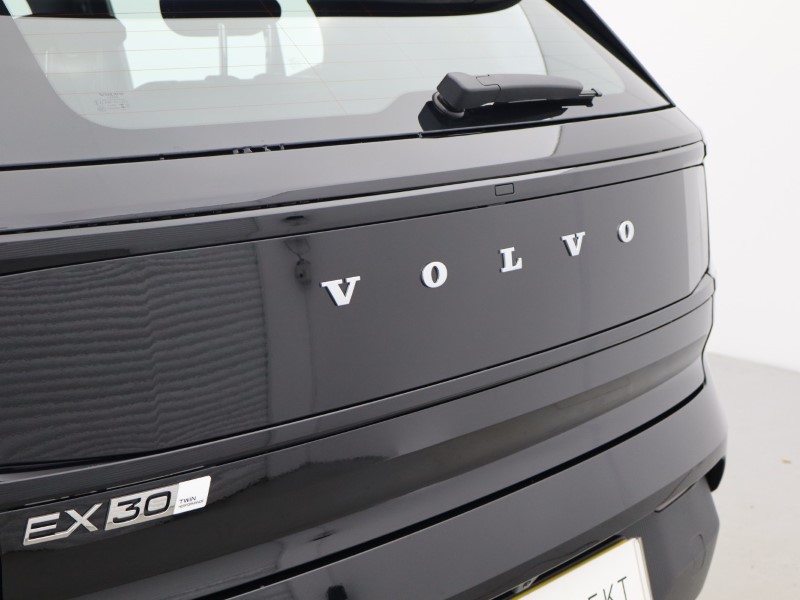 2025 (75) VOLVO EX30 315kW Twin Motor Performance Plus 69kWh 5dr Auto  *VAT QUALIFYING* 4816034