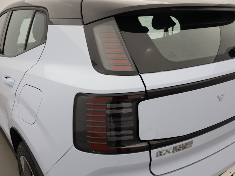 2025 (75) VOLVO EX30 200kW SM Extended Range Plus 69kWh 5dr Auto  *VAT QUALIFYING* 4815175