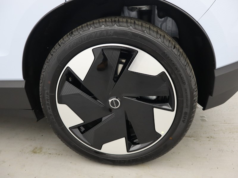 2025 (75) VOLVO EX30 200kW SM Extended Range Plus 69kWh 5dr Auto  *VAT QUALIFYING* 4815181