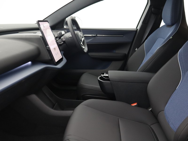 2025 (75) VOLVO EX30 200kW SM Extended Range Plus 69kWh 5dr Auto *VAT QUALIFYING* 4815971