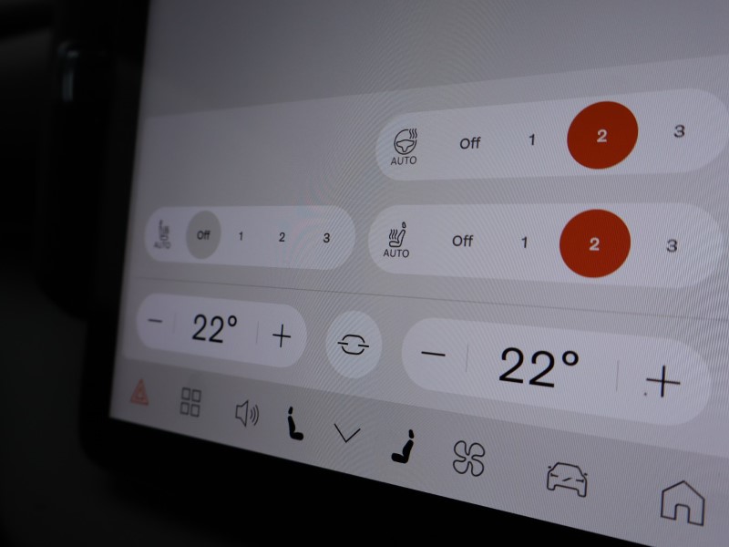 2025 (75) VOLVO EX30 200kW SM Extended Range Plus 69kWh 5dr Auto *VAT QUALIFYING* 4816002