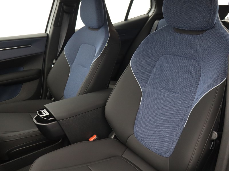 2025 (75) VOLVO EX30 200kW SM Extended Range Plus 69kWh 5dr Auto *VAT QUALIFYING* 4815983