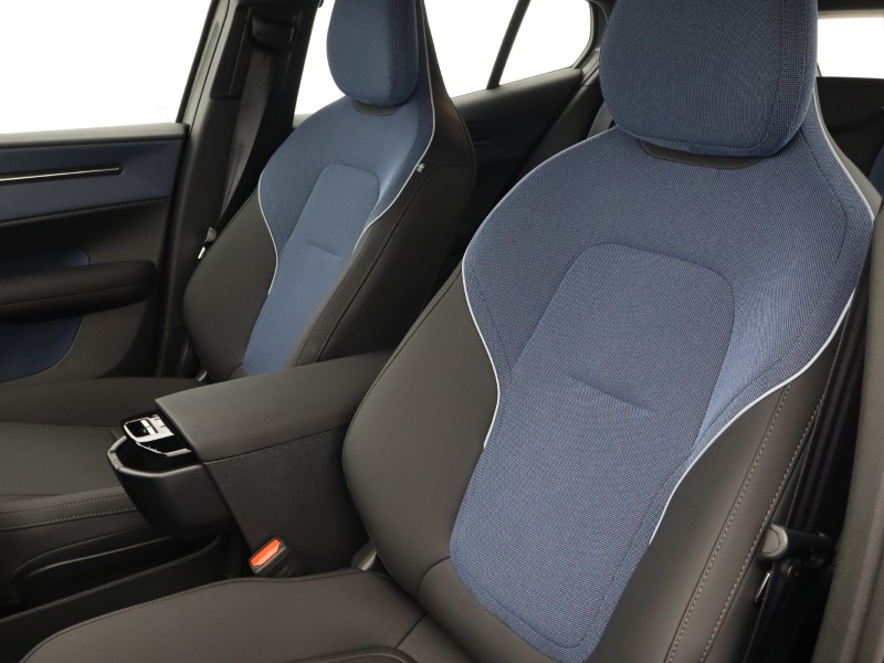 2025 (75) VOLVO EX30 200kW SM Extended Range Plus 69kWh 5dr Auto *VAT QUALIFYING* 4830117