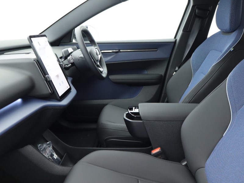 2025 (75) VOLVO EX30 200kW SM Extended Range Plus 69kWh 5dr Auto *VAT QUALIFYING* 4830101