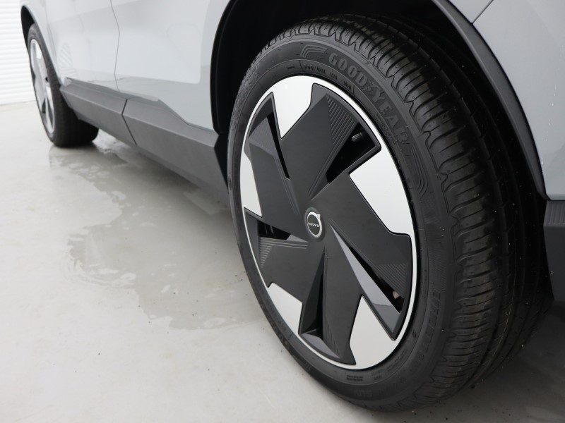 2025 (75) VOLVO EX30 200kW SM Extended Range Plus 69kWh 5dr Auto *VAT QUALIFYING* 4830103