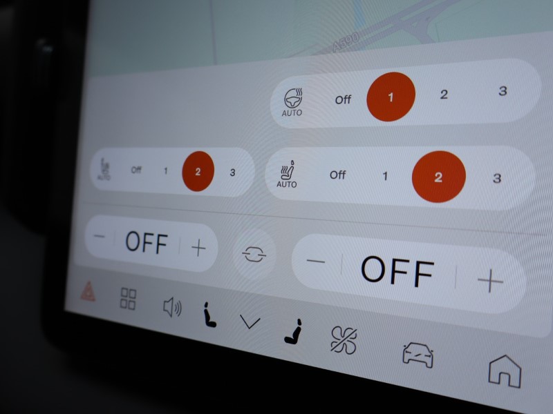 2025 (75) VOLVO EX30 200kW SM Extended Range Plus 69kWh 5dr Auto *VAT QUALIFYING* 4830134