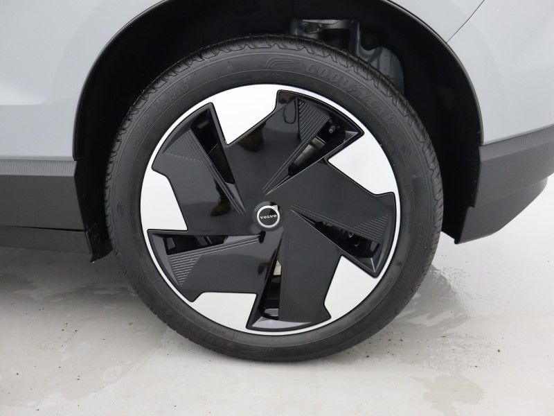 2025 (75) VOLVO EX30 200kW SM Extended Range Plus 69kWh 5dr Auto *VAT QUALIFYING* 4830102