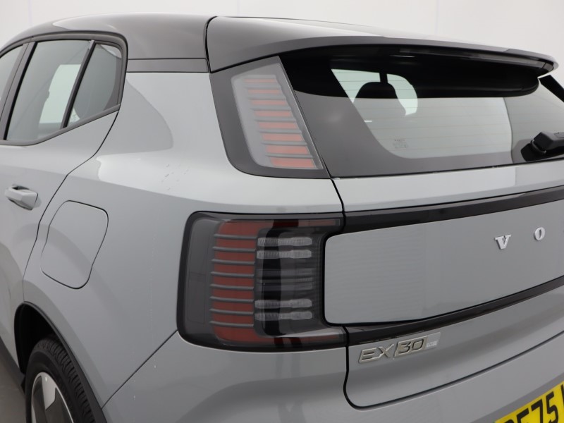 2025 (75) VOLVO EX30 200kW SM Extended Range Plus 69kWh 5dr Auto *VAT QUALIFYING* 4830104
