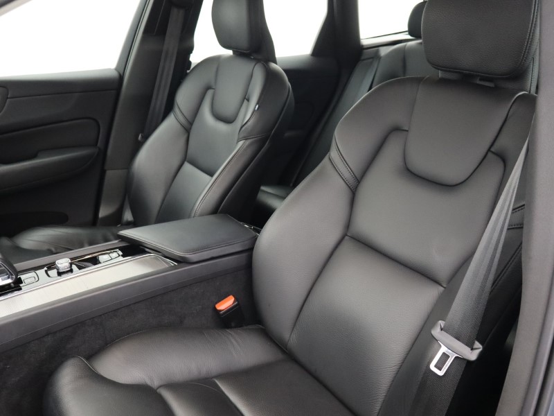 2023 (23) VOLVO XC60 2.0 B4P Plus Dark 5dr Geartronic  *VAT QUALIFYING* 4861477