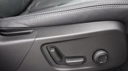 2025 (25) VOLVO XC40 2.0 B4P Ultra Dark 5dr Auto *VAT QUALIFYING* 4882586