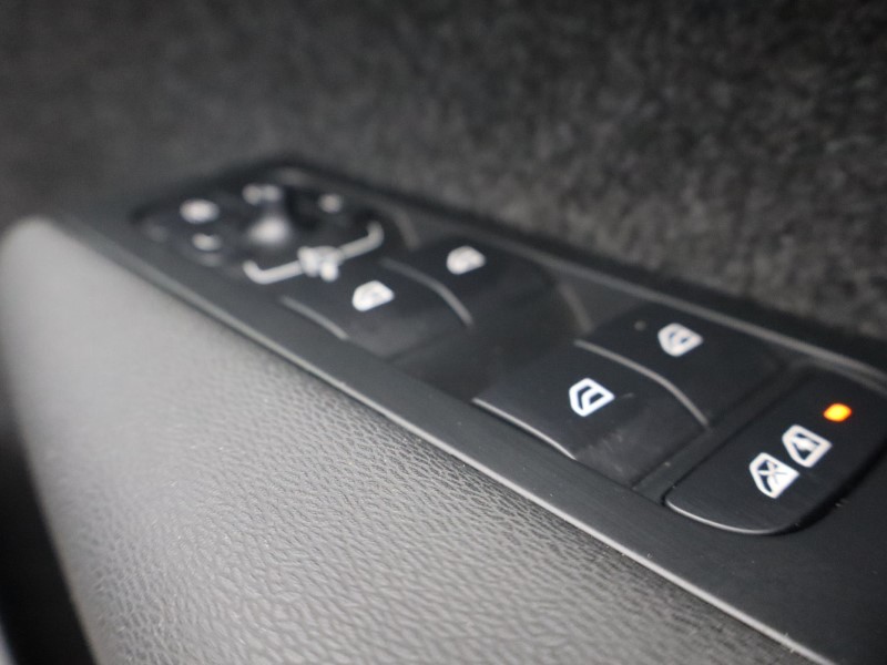 2025 (25) VOLVO XC40 2.0 B4P Ultra Dark 5dr Auto  *VAT QUALIFYING* 4882581