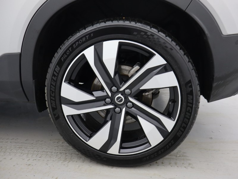 2025 (25) VOLVO XC40 2.0 B4P Ultra Dark 5dr Auto  *VAT QUALIFYING* 4882565