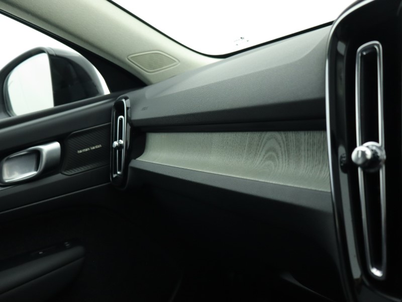 2025 (25) VOLVO XC40 2.0 B4P Ultra Dark 5dr Auto  *VAT QUALIFYING* 4882604