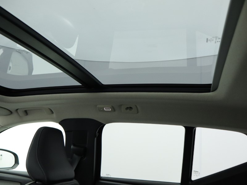 2025 (25) VOLVO XC40 2.0 B4P Ultra Dark 5dr Auto  *VAT QUALIFYING* 4882570