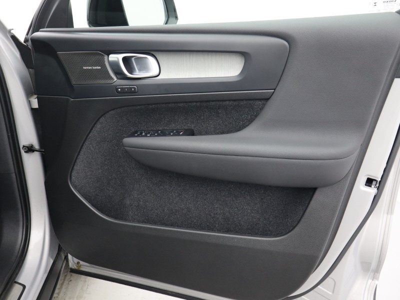 2025 (25) VOLVO XC40 2.0 B4P Ultra Dark 5dr Auto  *VAT QUALIFYING* 4882579